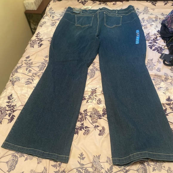 torrid Plus-Size Bombshell Flare Jeans, Size 30T / 5X - Picture 2 of 2